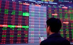 Ngược dòng thị trường, cổ phiếu dầu khí và phân bón “tím lịm” khi VN-Index “bốc hơi” hơn 34 điểm