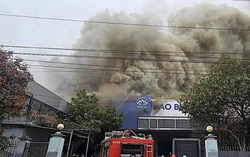 Hỏa hoạn tại Công ty bao bì Bông Sen, khói đen cuồn cuộn