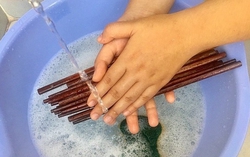 Cảnh báo đặc biệt đến các gia đình đang ăn cơm bằng đũa gỗ, đũa tre