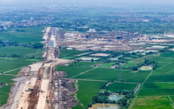 Tuyến đại lộ rộng 120m, dài hơn 2km đang hình thành kết nối sân vận động lớn nhất hành tinh, chạy xuyên qua siêu dự án 925.000 tỷ đồng của Vingroup