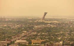 Bầu trời Canada chuyển vàng giữa đợt nắng nóng kỷ lục