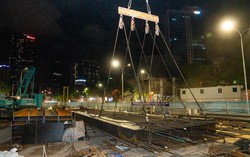 Metro số 5 Hà Nội hạ thành công lồng thép 38,5 tấn đầu tiên tại ga ngầm Vành đai 1