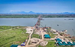 Tiến độ thi công 7 cây cầu vượt sông Hồng ra sao?