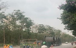 Rào chắn nhiều đoạn trên Đại lộ Thăng Long để thi công nút giao Vành đai 3,5