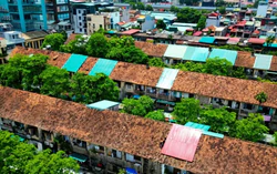 Khu tập thể cũ xuống cấp, người dân nép sát tường vẫn sợ vữa rơi