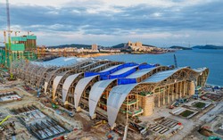 Tin được không: Việt Nam sắp có phòng họp rộng gấp rưỡi mặt sân Mỹ Đình, không có cột nào nhưng vẫn chống đỡ mái thép 12.000 tấn