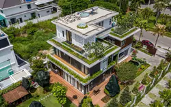 Biệt thự 1.800m² gây ấn tượng với hồ nước và loạt giải pháp tiết kiệm năng lượng
