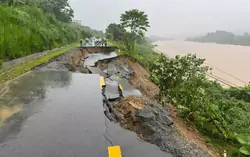 Đường ven sông Hồng bị sạt do mưa lớn