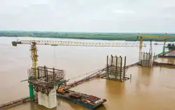 9 trụ cầu Hồng Hà dần lộ diện giữa sông Hồng