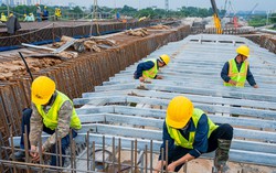 Công nhân thi công xuyên lễ dựng những nhịp cầu Trần Hưng Đạo