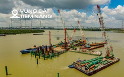 Toàn cảnh công trường cầu vượt sông tuyến đường sắt Bến Thành - Cần Giờ: Máy móc rầm rộ trên mặt nước, chuẩn bị đổ bê tông cọc đầu tiên