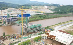 Cầu vượt sông Hồng nối Việt Nam - Trung Quốc tại Lào Cai dần hình thành