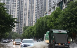 Hà Nội: Mưa lớn dồn dập, nhiều tuyến phố ngập sâu