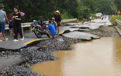 Mặt đường quốc lộ vỡ nát như bánh đa sau lũ