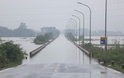 Ngoại thành Hà Nội có nơi ngập gần 1m, cấm xe qua nhiều tuyến đường