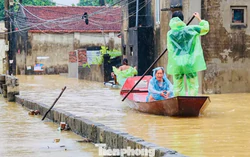 Nước dâng ngang người, người dân vùng ven Hà Nội dùng thuyền đi lại