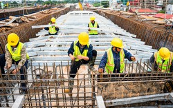 Công nhân xuyên lễ thi công cầu Trần Hưng Đạo, lắp những đốt dầm đầu tiên