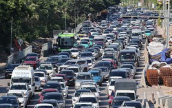 Ô tô dàn hàng 5 trên đường, người dân chật vật trở lại Hà Nội chiều 2/9