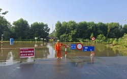 Đường gom Đại lộ Thăng Long ngập sâu 1m, Hà Nội cấm xe đi qua