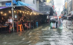 Nhiều tuyến đường trung tâm TP.HCM ngập sâu sau mưa lớn
