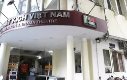 Ngự trên khu đất vàng, Nhà hát Kịch Việt Nam xập xệ, mưa dột tứ phía