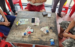 Công an kiểm tra quán cà phê lúc 15 giờ 30 phút, tạm giữ số tiền 4 triệu đồng