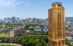 Việt Nam có 1 khách sạn dát vàng 24K từ trong ra ngoài, đặc biệt với món "thịt bò dát vàng" được báo Tây nhắc đến: Từng được đại gia Đường "bia" rao bán 250 triệu USD