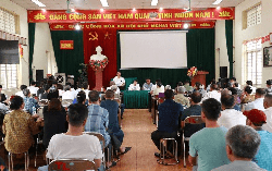 Người dân một xã ở Hà Nội đến nhà văn hóa nghe thông tin bồi thường, hỗ trợ, tái định cư với đất nằm trong phạm vi thu hồi làm dự án nhà ở xã hội