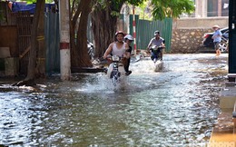 Hà Nội: Hết mưa, nhà vẫn ngập đường phố vẫn 'thành sông'