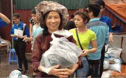 Dân Hà Nội đội mưa mua dưa hấu ủng hộ đồng bào Quảng Nam