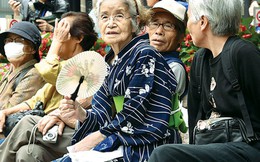 Người 100 tuổi ở Nhật... nhiều quá, chính phủ hết khả năng tặng quà