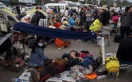 Người Nepal ngủ ngoài đường, không dám vào nhà vì sợ dư chấn