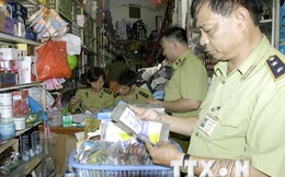 Thu giữ hàng trăm ngàn đồ mỹ phẩm giả tại cửa hàng Xuân Thủy