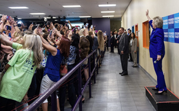 Đừng vội vàng quy chụp đám đông quay lưng lại với Hillary Clinton