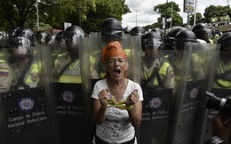 Người biểu tình Venezuela đụng độ với cảnh sát vì đói và bất mãn