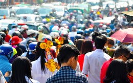 Hàng nghìn người đi lễ chùa đầu năm, kẹt xe kinh hoàng ở trung tâm Sài Gòn