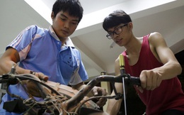 Những chàng sinh viên "sửa xe máy, chỉ lấy hộp cơm" cực đáng yêu ở ĐH Quốc gia TP. HCM