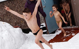 Dội nước lạnh lên người rồi chạy dưới trời tuyết: Cách rèn luyện sức khỏe "rùng mình" cho trẻ em của người Xibia
