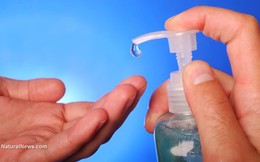 Tác hại của nước rửa tay khô với sức khỏe nam giới