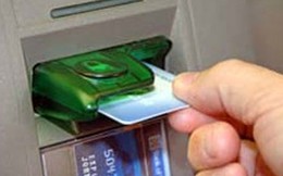 Hai người nước ngoài dùng thẻ ATM giả rút tiền ngân hàng