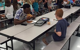Câu chuyện tuyệt vời phía sau bức ảnh cậu bé tự kỷ ngồi ăn với cầu thủ bóng đá