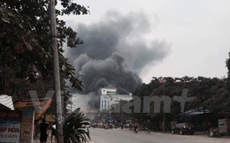 Hà Nội: Cháy lớn tại siêu thị điện máy, khói đen bốc cuồn cuộn