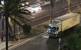 Khoảnh khắc chiếc "xe tải tử thần" lao vào đám đông ở Nice