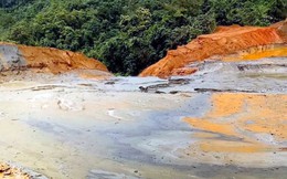 Cận cảnh bể chứa bùn thải quặng thiếc bị vỡ trơ đáy ở Nghệ An