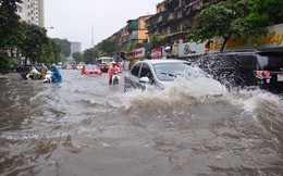 Người Hà Nội "bơi" trong biển nước sau trận mưa như trút