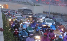 Hà Nội mưa rét, nhiều đường tắc trầm trọng