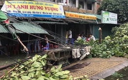 Nghệ An: Tan hoang sau bão, cây xanh bật gốc đè ô tô, người dân chặt cây tìm đường vào nhà