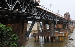Vật thể lạ dưới chân cầu Long Biên được xác định là bom