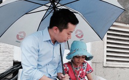 Anh nhân viên ngân hàng dành giờ nghỉ trưa mỗi ngày để dạy chữ cho cô bé vé số ngay trên vỉa hè Sài Gòn