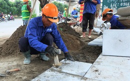Cận cảnh lát vỉa hè bằng đá tự nhiên bền tới 70 năm thay cho gạch ở Hà Nội